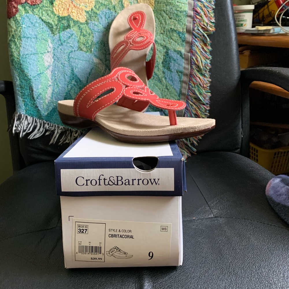 NIB 9 med coral leather sandels